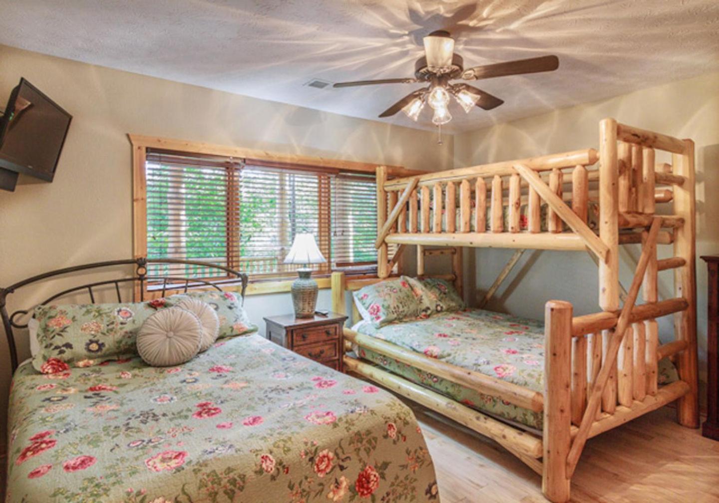 Big Bear Ridge Lodge: Mountain View Log Cabin Retreat Gatlinburg Exterior photo